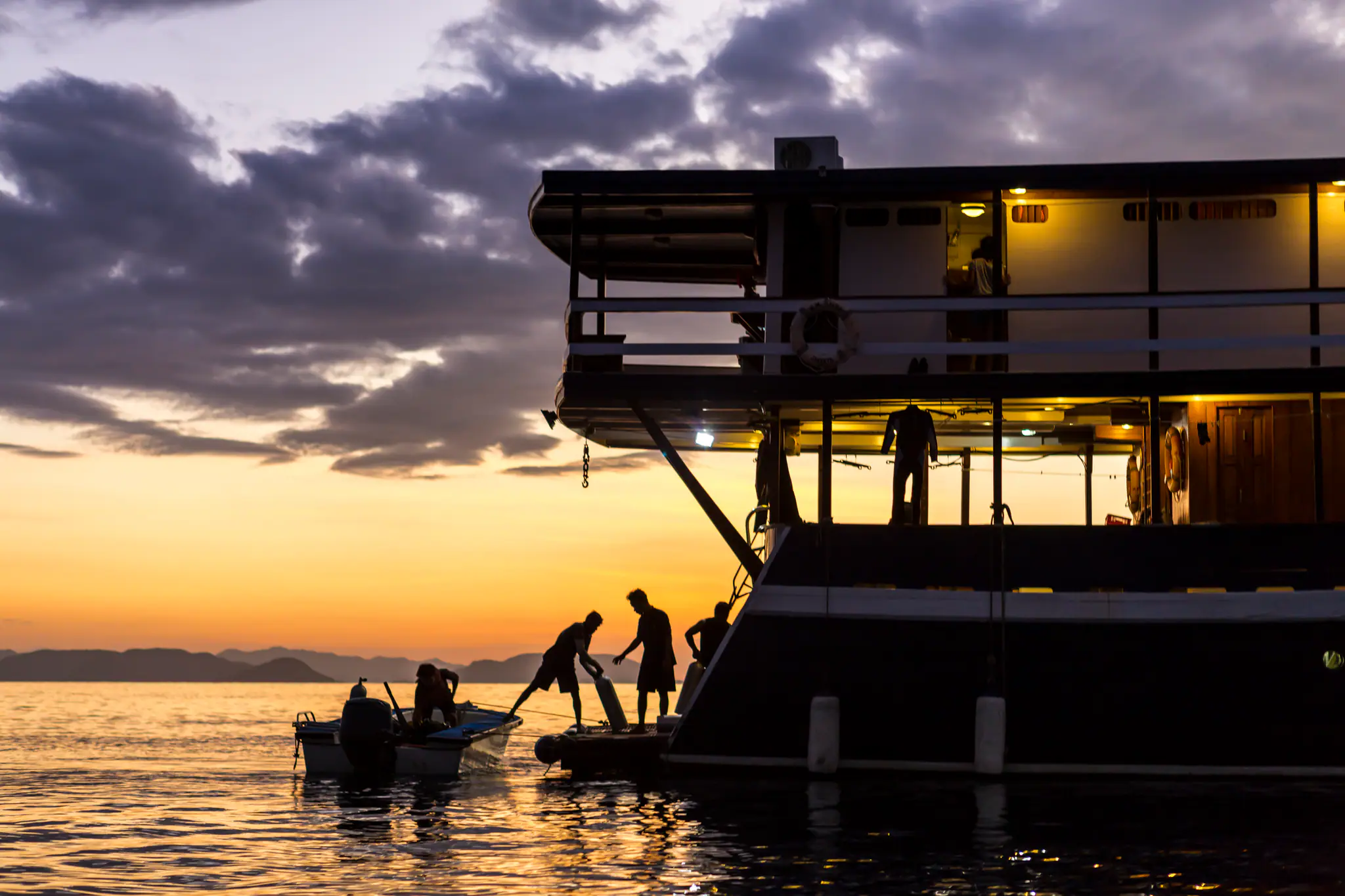 ambai-crew-sunset-02