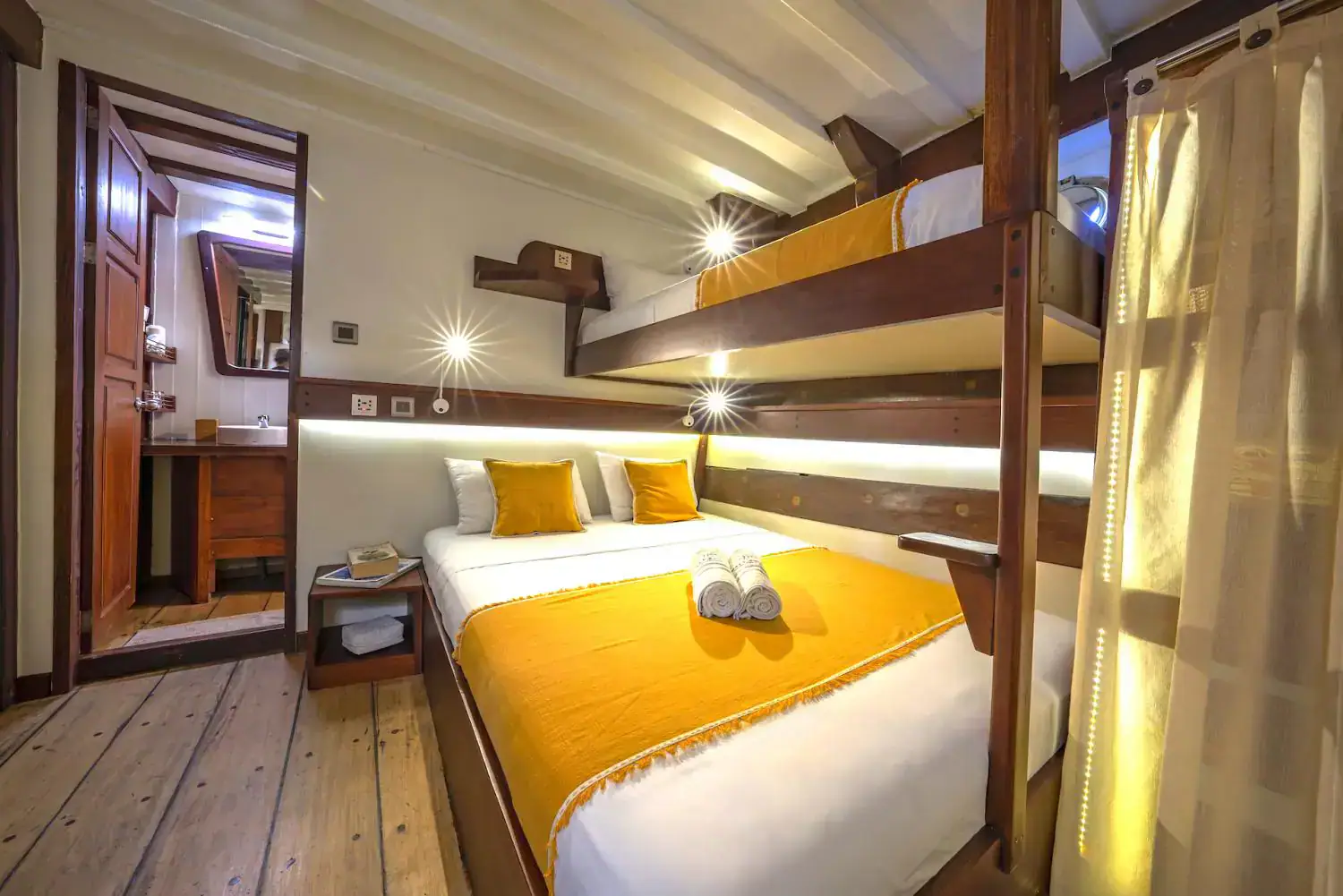 double lower deck cabin, private bathroom, bed, clean bedroom