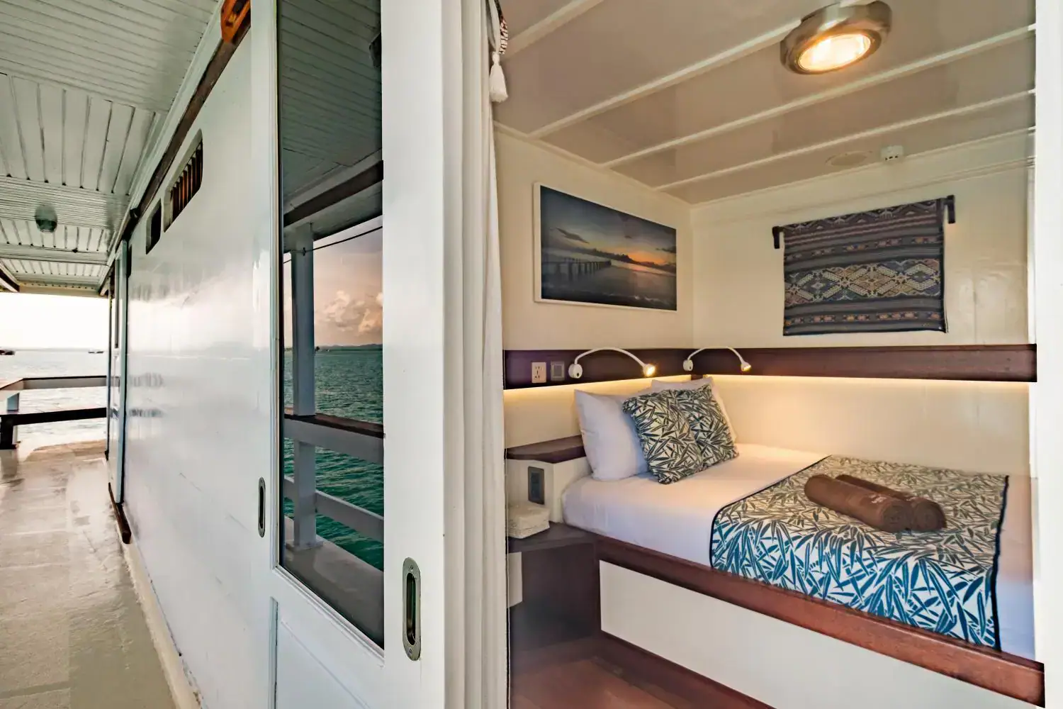 sea view cabin side, comfortable bed, clean and pleasant room, hallway view, sea view from the cabin