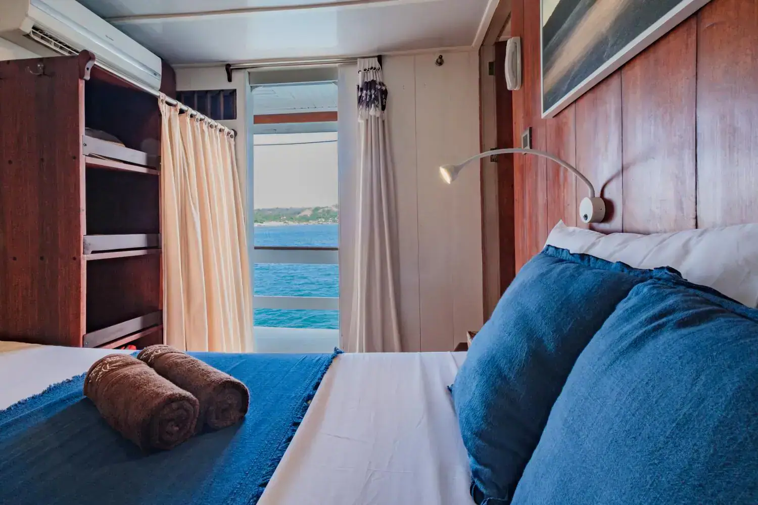 sea view cabin side, sea view from the bed, comfortable bed with beautiful view