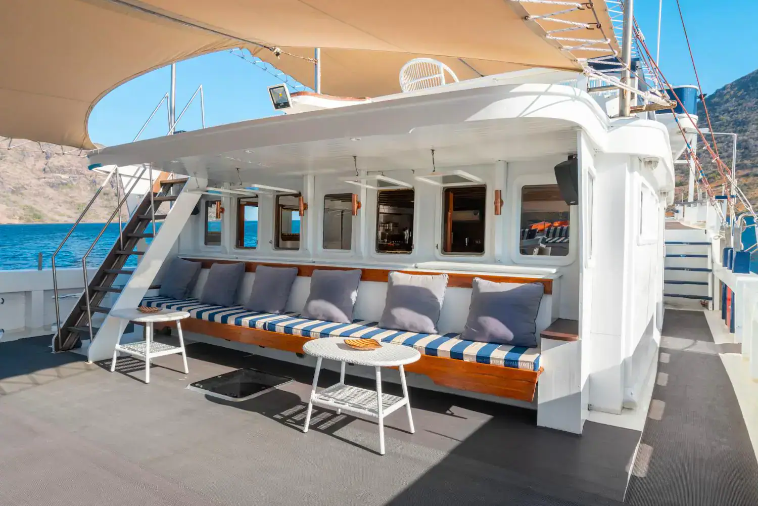 seahorse main deck, outdoor living area, cushioned bench