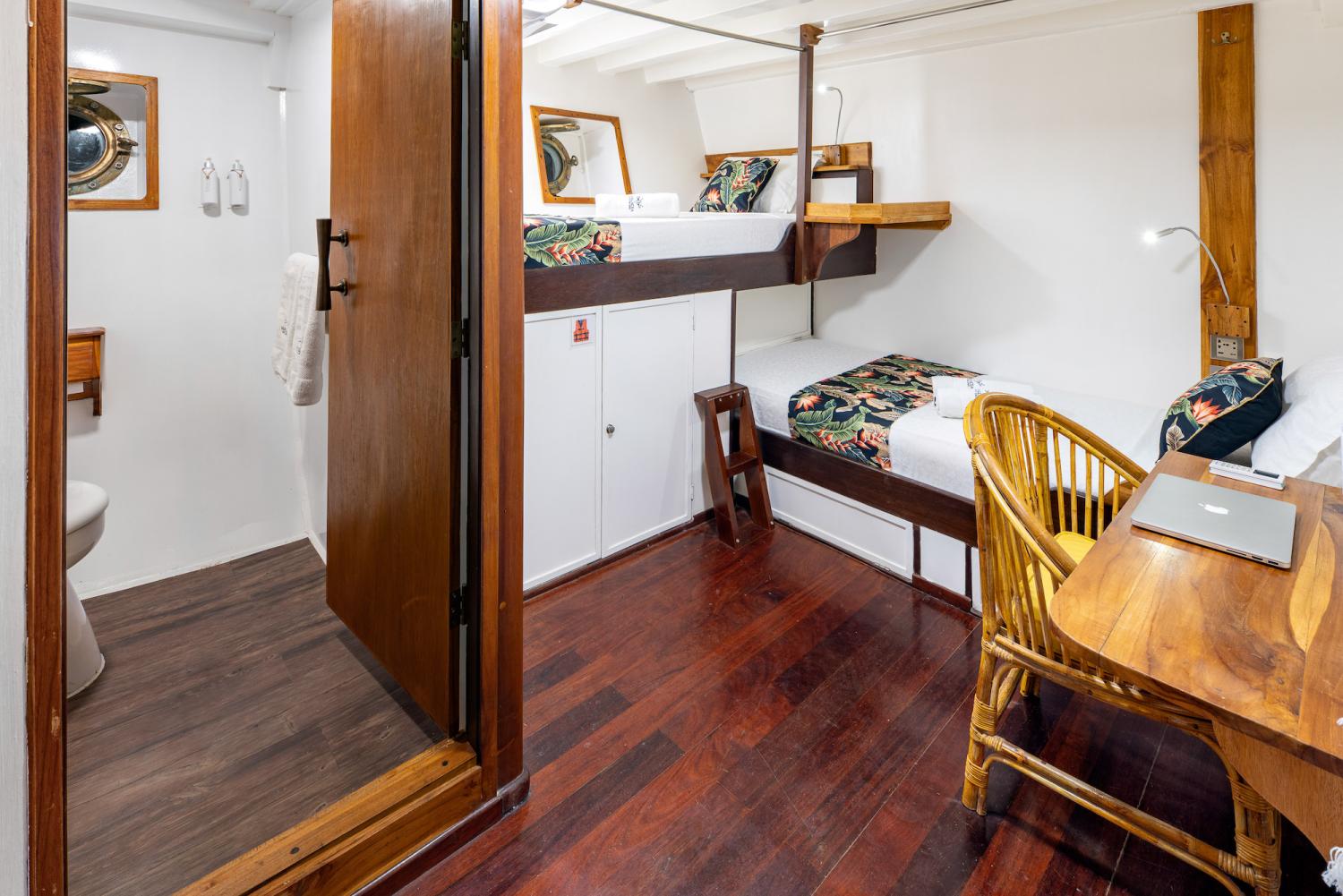 #3-Twin bed lower deck.jpg