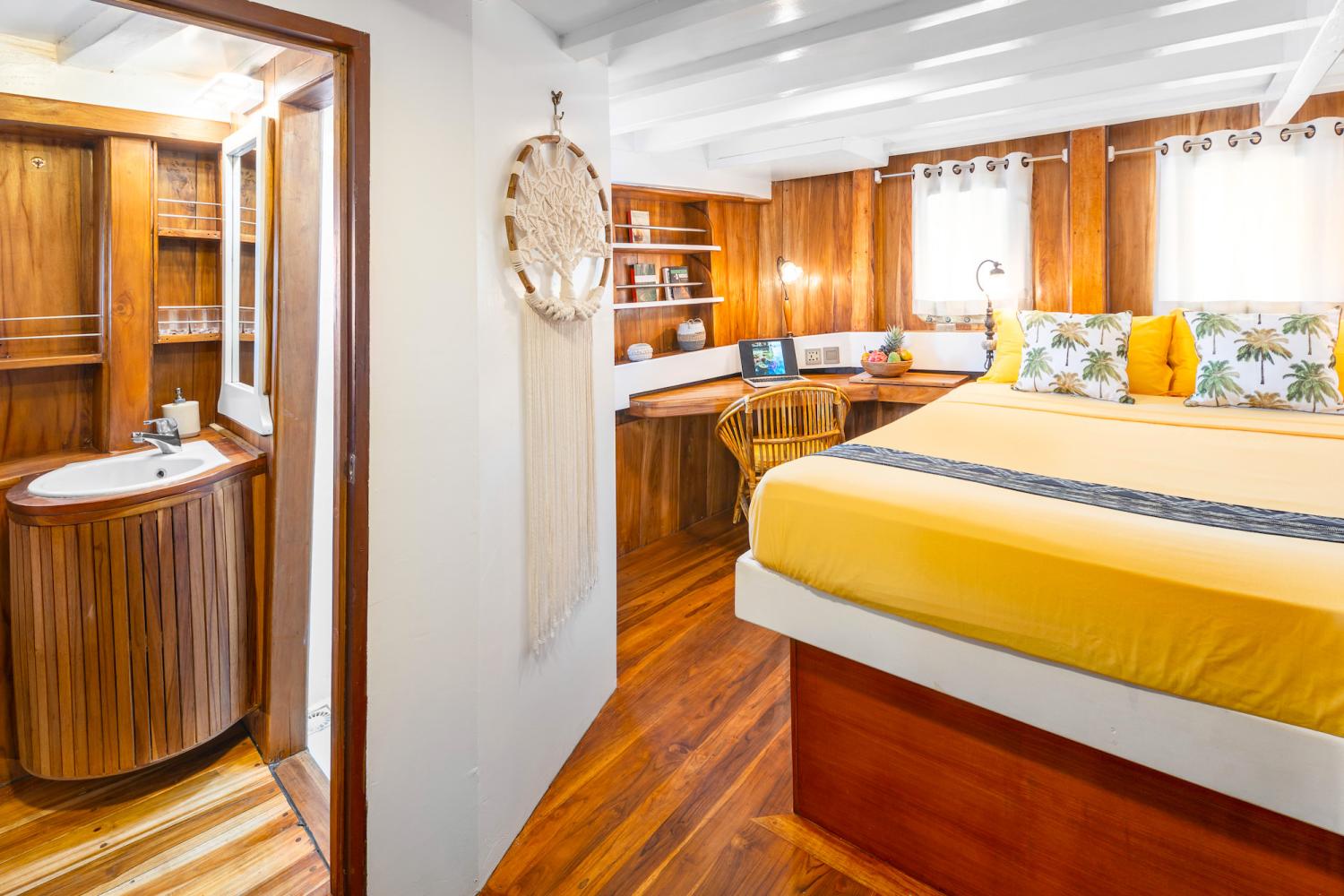 #8-Double bed Seaview.jpg