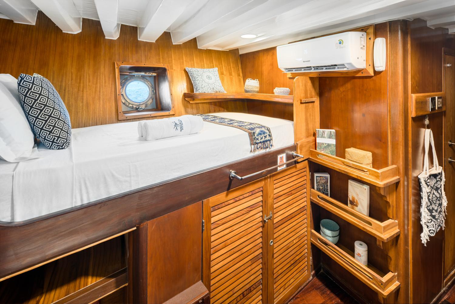 #2-Twin bed lower deck.jpg